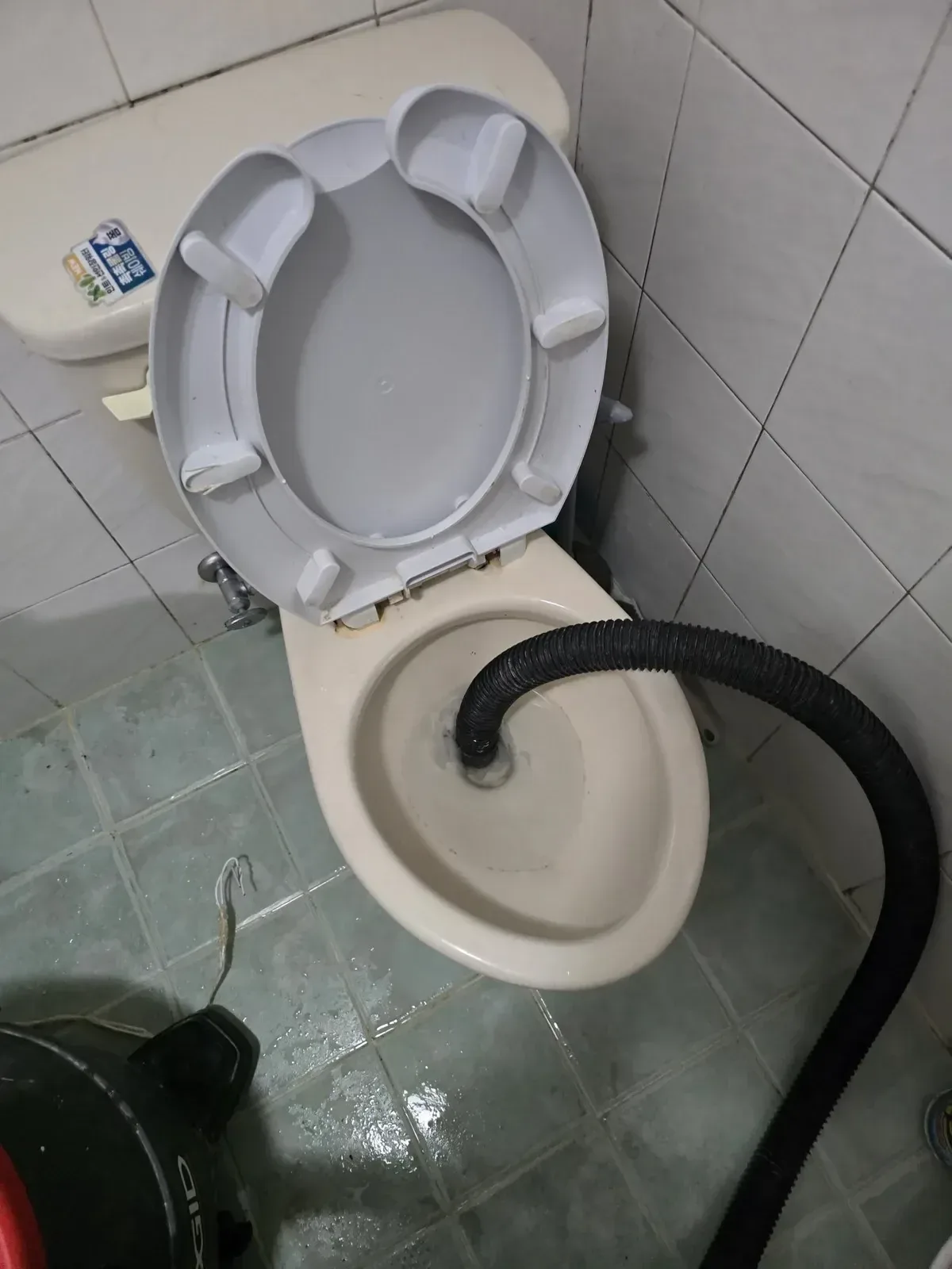 변기막힘 석션 작업 모습