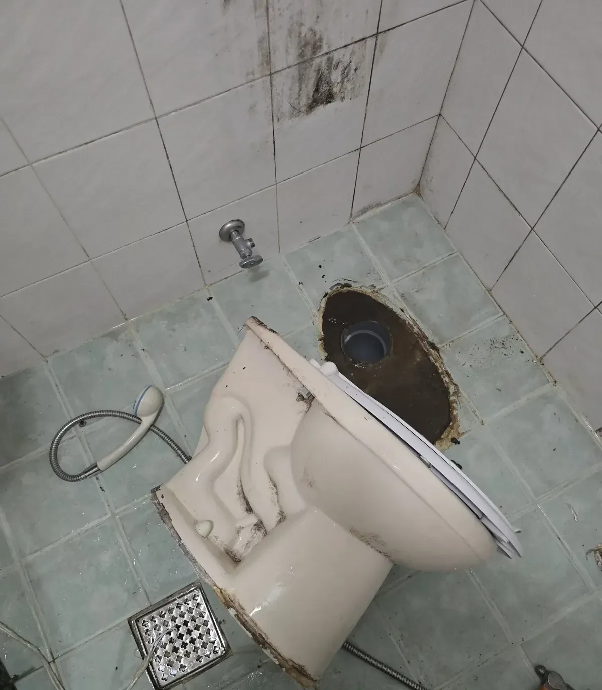 변기막힘 작업 중 탈거한 양변기와 바닥 배수구