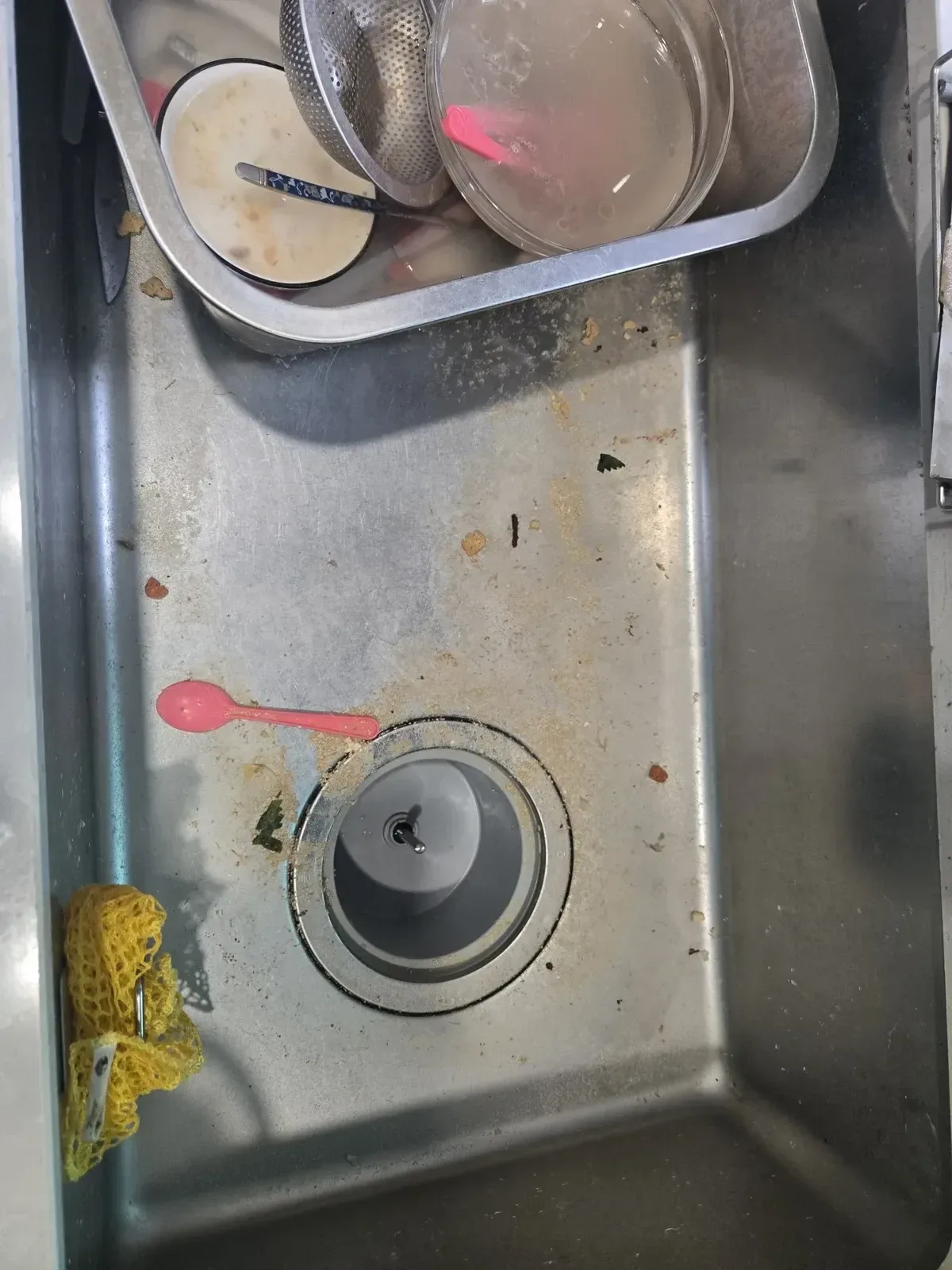 부평싱크대막힘, 음식물 찌꺼기가 남아 있는 주방 개수대