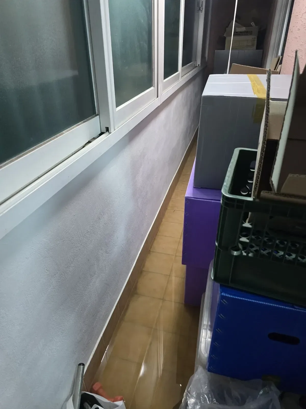 인천하수구역류, 물이 번져 젖어 있는 베란다 바닥