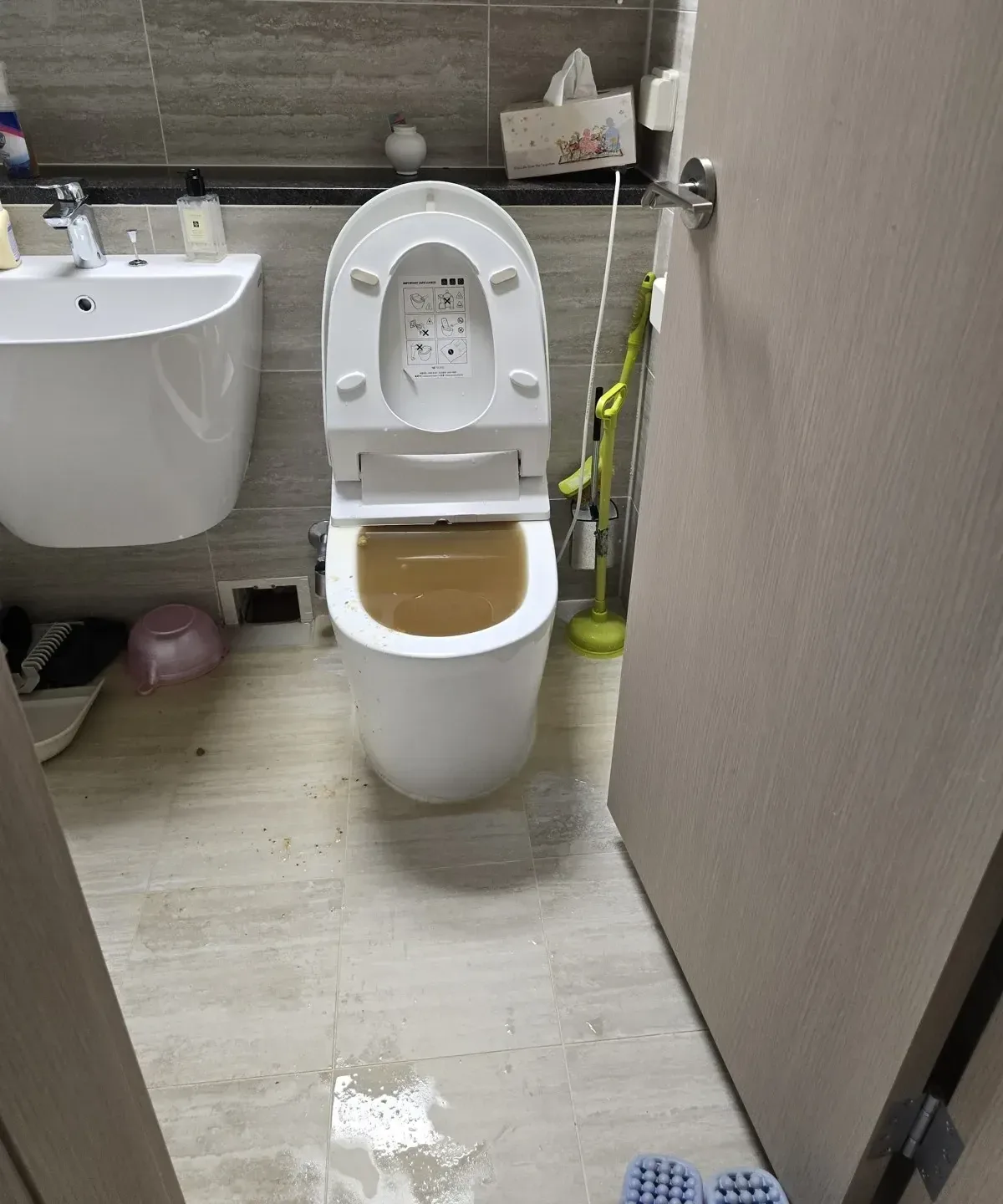 간석동변기막힘, 누런 물이 가장자리 가까이 차오른 변기