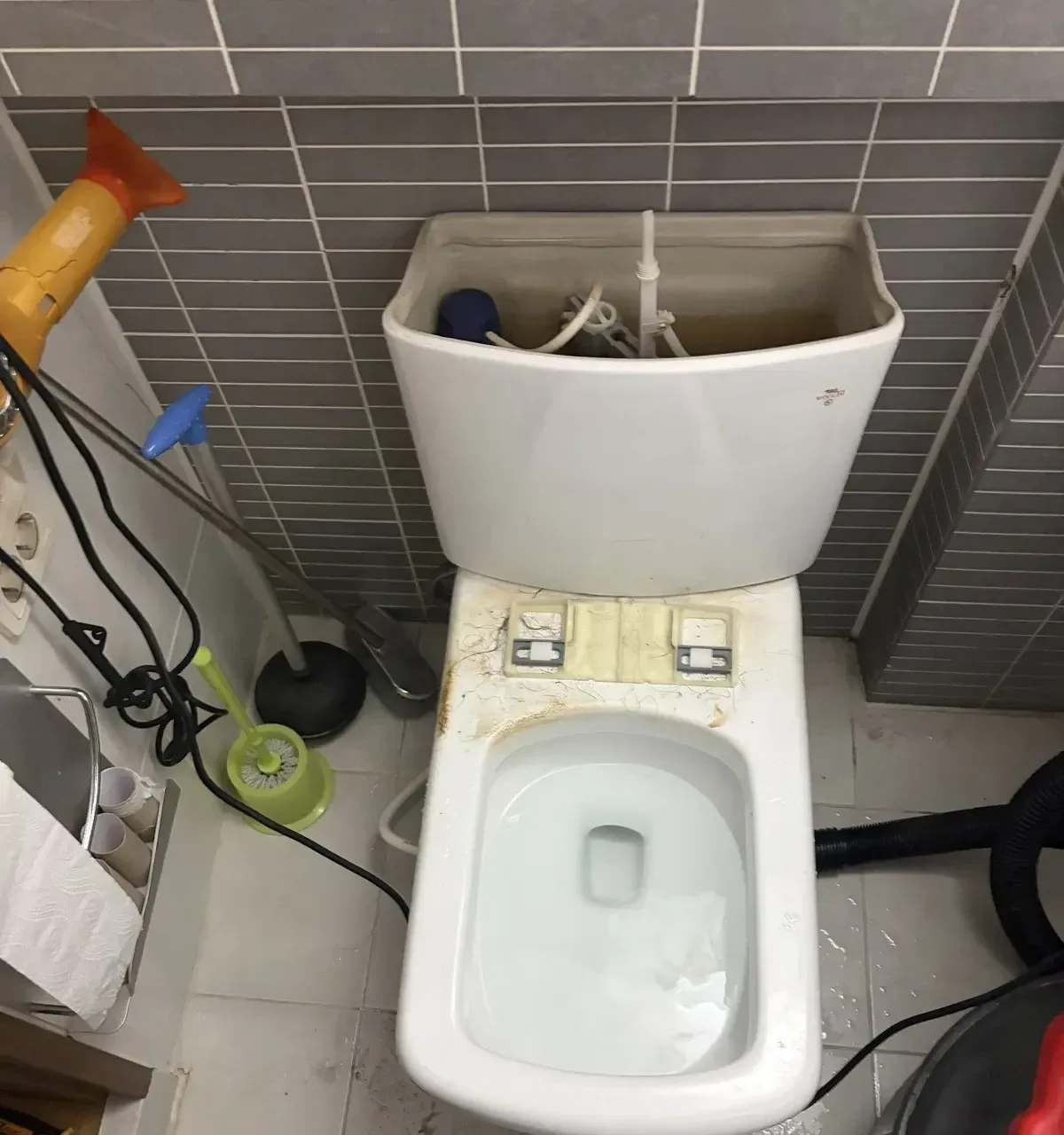 가정동변기막힘, 비데를 떼어 낸 뒤 물이 고여 있는 변기