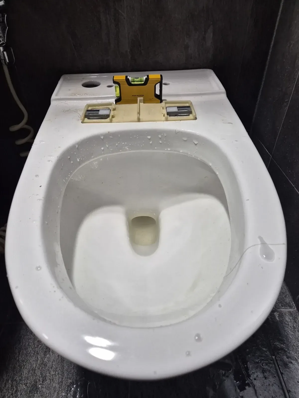 산곡동변기막힘, 시트를 떼어 내고 안쪽을 확인하는 변기