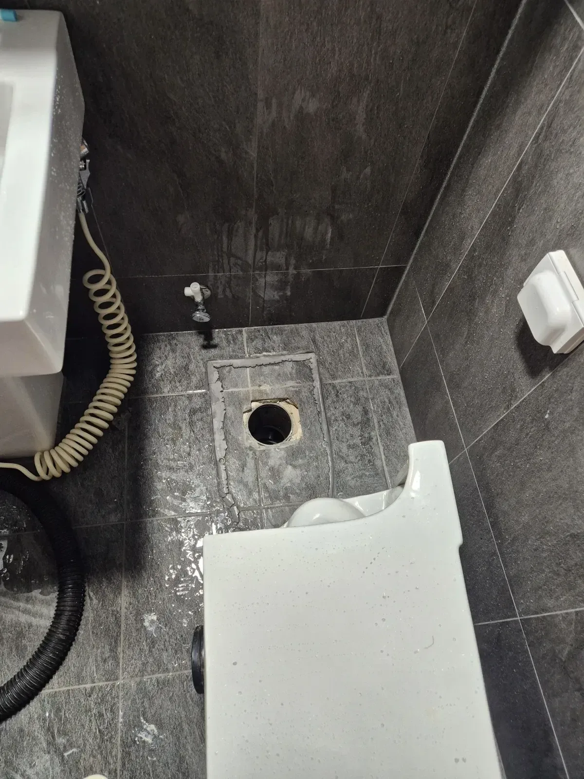 변기를 들어내 드러난 바닥 배관 입구